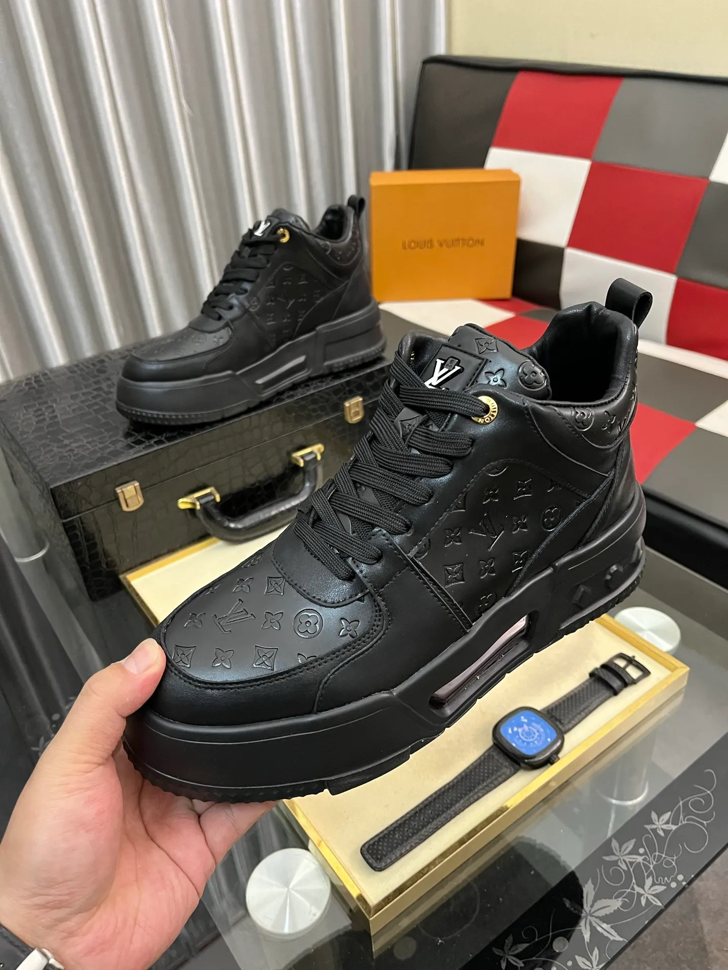 Ex-factory price: 438⌚️⌚️[LOUIS VUITTON] Same style as Louis Vuitton* official website 🚹Men's high-top casual shoes❤️Same style as popular celebrities and big names ~ Best-selling at home and abroad Lv focuses on the checkerboard series...Imported first-layer cowhide with special fabrics➕Full sheepskin lining➕Brand-specific hollow outsole, code number: 38-44
